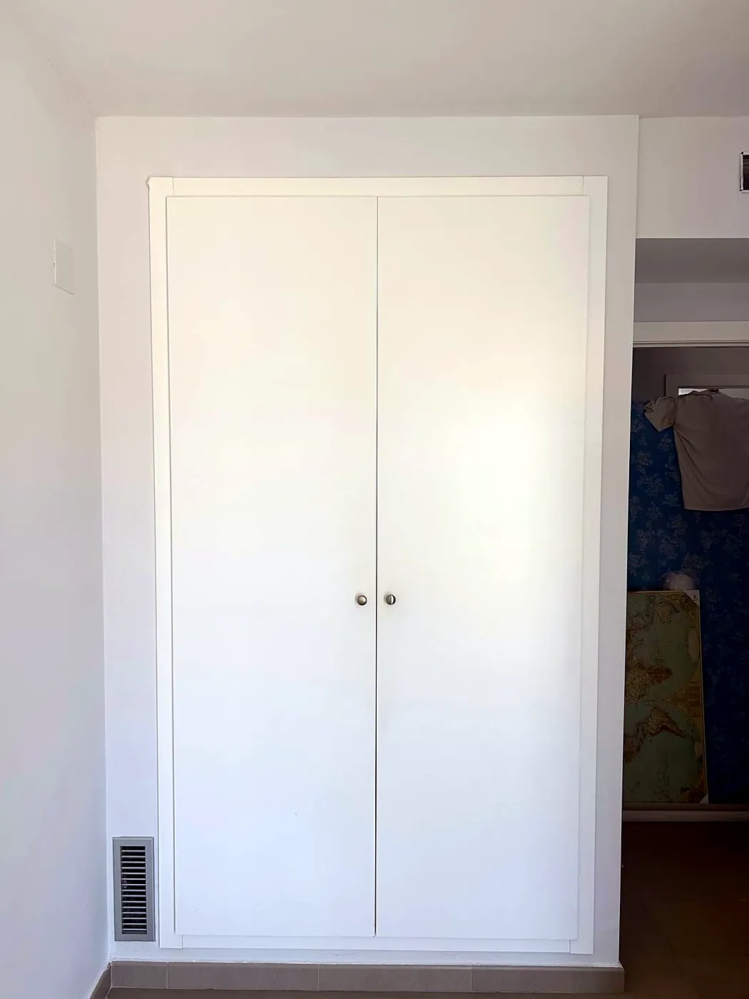 Weiß lackierter Einbauschrank