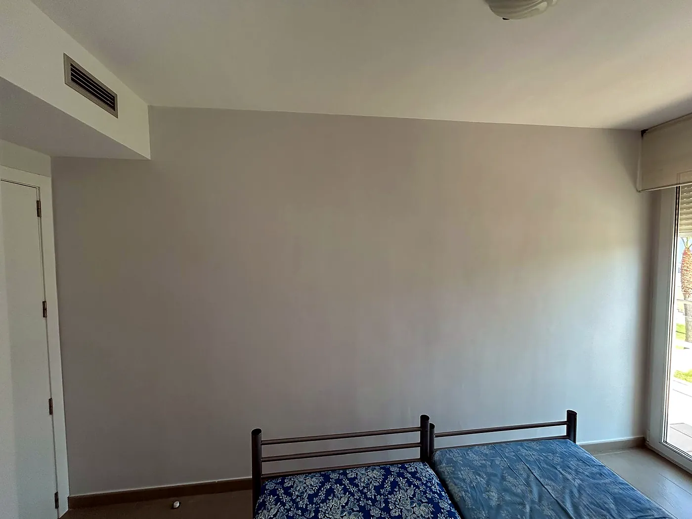 Schlafzimmer mit grau gestrichenen Wänden